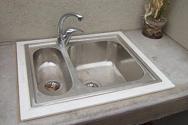 כיור נירוסטה למנגל המוטבע בתוך בטון